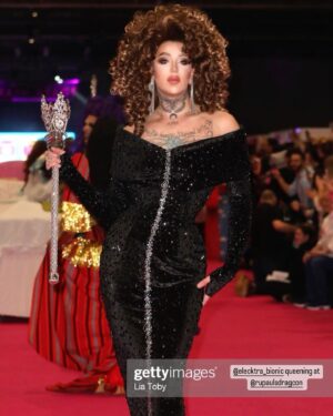 Elecktra Bionic Instagram - ✨🫶🏻my first day in dragcon uk 🫶🏻✨dress and earrings by @dglamour  wig by @baldoria.crazywigsandmore ……non sono abbastanza le parole e forse non ne esistono di così forti per descrivere lo schiaffo emotivo che ci si sente ad essere lì , a far parte di quella famiglia dove storie di vita , passioni e deduzioni si intrecciano in un arte così spettacolare si può dire solo un enorme ….
Grazie @wowpresentsplus @worldofwonder grazie @dragraceitalia.official e lo show runner @dimitricocciuti e grazie a voi che mi supportate 🫶🏻🫶🏻
E grazie a quel pazzo di @capriqorne e @madame_terrybell che mi hanno supportato in tutte le mie crisi e giornate ❤️🥹
Sceptre @aster_lab 
there are not enough words and perhaps there are none so strong to describe the emotional slap in the face that it feels to be there ,to be part of that family where life stories, passion and deductions are woven into such a spectacular art you can only say a huge....
Tnks ❤️
Qualche scatto e video con le sorelle @carmenfarala @krystalversace @trinitythetuck @thedannybeard @heidincloset @scarletenvy