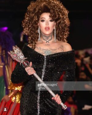 Elecktra Bionic Instagram - ✨🫶🏻my first day in dragcon uk 🫶🏻✨dress and earrings by @dglamour  wig by @baldoria.crazywigsandmore ……non sono abbastanza le parole e forse non ne esistono di così forti per descrivere lo schiaffo emotivo che ci si sente ad essere lì , a far parte di quella famiglia dove storie di vita , passioni e deduzioni si intrecciano in un arte così spettacolare si può dire solo un enorme ….
Grazie @wowpresentsplus @worldofwonder grazie @dragraceitalia.official e lo show runner @dimitricocciuti e grazie a voi che mi supportate 🫶🏻🫶🏻
E grazie a quel pazzo di @capriqorne e @madame_terrybell che mi hanno supportato in tutte le mie crisi e giornate ❤️🥹
Sceptre @aster_lab 
there are not enough words and perhaps there are none so strong to describe the emotional slap in the face that it feels to be there ,to be part of that family where life stories, passion and deductions are woven into such a spectacular art you can only say a huge....
Tnks ❤️
Qualche scatto e video con le sorelle @carmenfarala @krystalversace @trinitythetuck @thedannybeard @heidincloset @scarletenvy