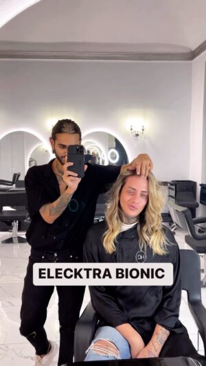 Elecktra Bionic Instagram - Oggi è venuto a trovarmi  un amico speciale @elecktra_bionic 💞 @hc.salon 
Sono più di 10 anni che ci conosciamo e oggi finalmente ho potuto rendere giustizia ai suoi capelli meravigliosi! 💞 
Un altra icona da @hcsalon ❤️‍🔥 #rupaulsdragrace #dragqueen #elecktrabionic #hcsalontorino #wellaprofessional 
@wellaprofessionals_italia @wellahairusa @wellahair