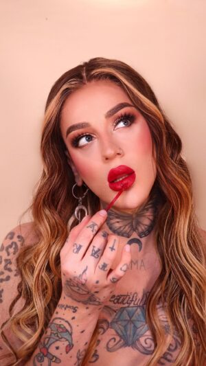 Elecktra Bionic Instagram - 💄💋U WANNA SEE ME DANCE?💋💄
AD 
Sfumato per un look fresco e da giorno
Definito e potente per un look più audace
Airbrush Flawless Lip Blur @charlottetilbury un nuovo liquid lipstick dalla pigmentazione formidabile multitasking e idratante 24h
📽️🎥 @_andreacimatti  #charlottetilbury #AirbrushLipBlur
