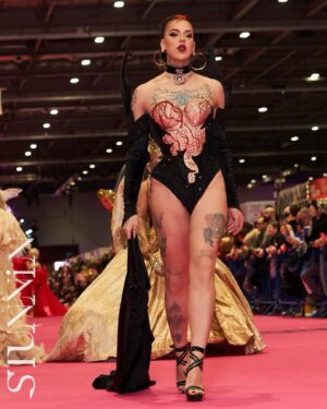 Elecktra Bionic Instagram - 👄💄dragcon fantasy pt 1💄👄

Total look @rochart_design 

@rupaulsdragcon come sempre si rivela un esperienza potente immersi in un mare d’arte .
GRAZIE MILLE a @heychardonnay per essere stata al mio fianco in questa avventura , sei una forza della natura ti amo…
Allo stesso tempo mi sento di ringraziare @dimitricocciuti per aver portato questo format in Italia così da averci dato la possibilità oltre di dimostrare quanto valga l’arte drag Italia ma di dimostrare quanto si possa essere una famiglia … il tempo non torna indietro e io sono onorata di averlo passato con le queen della seconda e terza stagione … artisti di tutto rispetto …. Grazie mille a tutt*
@la.petite.noire @nehellenia.90 @la.diamond @aura_eternal @v.gioffre @lina.galore @sypario @amy_krania_dq @sissylea.queen @morgana.cosmica @lightning___aurora @silvanadellamagliana @the.leila.yarn