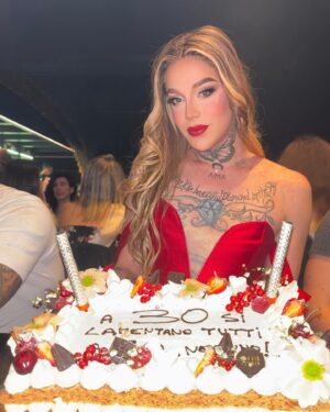 Elecktra Bionic Instagram - 🎂🥳 my 30th birthday 🥳🎂

Grazie mille a tutti per la miriade di auguri che mi avete fatto grata di avervi nella mia community 

Total look @fibre.torino 
Wig @andreazordanwigs 
Cake @levain_boulangerie 
Location @boccaccio80