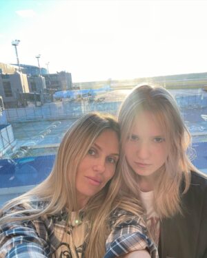 Elena Bartkova Instagram - Улетел мой цыпленочек. Звонит мне вчера:
- Мам, у нас такой классный темнокожий учитель физики. Так интересно преподает. Но я ничего не понимаю, он не говорит по-русски.
- Серьезно? Вообще не знает русского языка? Удивительно просто! 😆 
Начиталась летом Стивена Хокинга и решила, что может стать астрофизиком) Она долго выбирала предметы. Крутила, вертела их со всех сторон. 
IB DP подразумевает выбор шести предметов. Три на HL и три на SL. Ну хоть ума хватило не брать физику на высоком уровне) 
Я до слез 🥹 горжусь своей дочерью. Нам предстоит долгий, трудный и дорогой путь к получению международного образования. 
На одном рисе и воде мать может долго продержаться. Проверено на Последнем Герое 😆💪