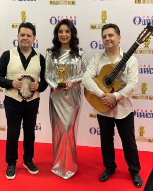 Elena Gribkova Instagram - Премия «Шансон года» , как обычно, прошла грандиозно. Я очень счастлива получить очередную награду от радио Шансон за песню «Сказка о любви». Спасибо огромное авторам - поэту Михаилу Гуцериеву и композитору Вадиму Усланову. Я выражаю благодарность радио Шансон @radioshansonfm и Gutseriev media @gutserievmedia за всё, своим и слушателям и зрителям. Вы все невероятные. Всё получается благодаря вам!
