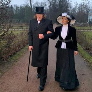 Elena Gribkova Instagram - Друзья! Сегодня еще один день рождения! 🥳
У Олеженьки Уракова @alikurakoff ! Мой возлюбленный супруг, мой самый лучший друг! Он же идейный вдохновитель, он же Солнце партии! Мой продюсер, аранжировщик, композитор, мультиинструменталист, музыкальный руководитель и наш пламенный мотор! 🤩
Всех его талантов не перечесть ! Уникальный и неповторимый! Самый мудрый и глубокий! Добрее человека просто не найти! 
Мой дорогой! Какое счастье, что ты выбрал меня для воплощения своих музыкальных идей! Какая честь, быть твоей музой! Как легко и весело быть твоей женой! Как это здорово, каждый день чувствовать твою поддержку, заботу и любовь! Ты мое счастье , мой свет и моя жизнь! Я поздравляю тебя! Будь всегда здоров и счастлив! Пусть воплощаются все твои идеи! Пусть каждый день радует тебя! Дышу и живу тобой! ❤️❤️❤️