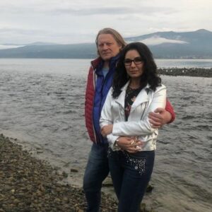 Elena Gribkova Instagram - Друзья! Сегодня еще один день рождения! 🥳
У Олеженьки Уракова @alikurakoff ! Мой возлюбленный супруг, мой самый лучший друг! Он же идейный вдохновитель, он же Солнце партии! Мой продюсер, аранжировщик, композитор, мультиинструменталист, музыкальный руководитель и наш пламенный мотор! 🤩
Всех его талантов не перечесть ! Уникальный и неповторимый! Самый мудрый и глубокий! Добрее человека просто не найти! 
Мой дорогой! Какое счастье, что ты выбрал меня для воплощения своих музыкальных идей! Какая честь, быть твоей музой! Как легко и весело быть твоей женой! Как это здорово, каждый день чувствовать твою поддержку, заботу и любовь! Ты мое счастье , мой свет и моя жизнь! Я поздравляю тебя! Будь всегда здоров и счастлив! Пусть воплощаются все твои идеи! Пусть каждый день радует тебя! Дышу и живу тобой! ❤️❤️❤️