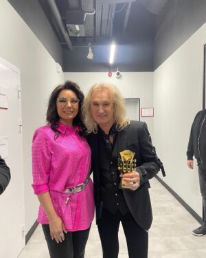 Elena Gribkova Instagram - Премия «Шансон года» , как обычно, прошла грандиозно. Я очень счастлива получить очередную награду от радио Шансон за песню «Сказка о любви». Спасибо огромное авторам - поэту Михаилу Гуцериеву и композитору Вадиму Усланову. Я выражаю благодарность радио Шансон @radioshansonfm и Gutseriev media @gutserievmedia за всё, своим и слушателям и зрителям. Вы все невероятные. Всё получается благодаря вам!