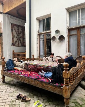 Elena Gushchina Instagram - УЗБЕКИСТАН! 
Восточная сказка, которая основана на реальном гостеприимстве, вкуснейшей еде и богатой истории. Роскошно, красочно, сытно и солнечно. Стереотипы сломаны, чудесные люди найдены, килограммы плова съедены.. это однозначно любовь 💜