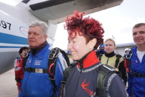 Elena Gushchina Instagram - ПРЫЖОК С 4000 МЕТРОВ

Достойное запрещённое сети событие… кароч, кто сомневается, точно надо прыгать, причём, вот как только придумали, сразу рвать на аэродром. Без сомнений и раздумий. Эйфория на пару дней обеспечена.. а дальше походу ныряние с акулами на очереди…