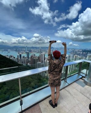 Elena Gushchina Instagram - День сбора приятных слов наступил!) У меня ДР, и я опять скролю свою фотоленту и знаете что? Я, похоже, созрела к Трэвел-проектам, потому что я буквально соткана из путешествий, движа, поездок. Прошедший год был богат на такие впечатления, пусть и следующий не подведет. Всем шампанского!