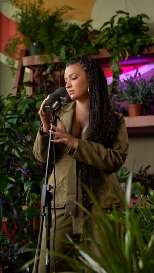 Elena Pinderhughes Instagram - “Live at @hellaplantsmarket “ 

Did something special with the dream team @darrinbaldridge @elv8collective  @heychelseamari @akintundeahmad @hellaplantsmarket 

When @samorapinderhughes and I heard @karriemriggins1 song, “Fluture”, we had to write to it, and out came this lil remix. We might call it “Flutter” 🌱
What do you think? 

@hellaplantsmarket has a pop up in Downtown Oakland on 08/7 at @oakstop - pull up!