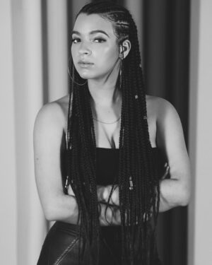 Elena Pinderhughes Instagram - My serious face. Gotta get this album done 🤍

📸@artphotofilms - shoutout to him. He’s been photographing nyc artists for years and capturing so much of the culture, arts, and music all around the city.
