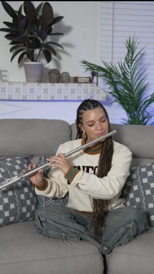Elena Pinderhughes Instagram - Y’all wanna see me do more flute covers? Overdue but starting with @andre3000 🪈🫶🏽