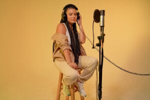 Elena Pinderhughes Instagram - Dropping a little something tomorrow☺️👀 Live video of a song you’ve never heard 
📸 @darrinbaldridge
Hair: @imprettysee