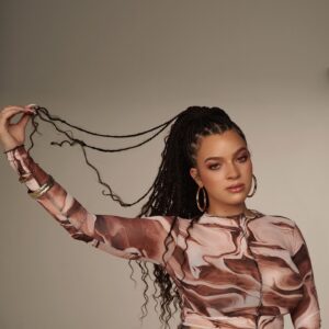Elena Pinderhughes Instagram - New era… something special dropping Friday. Y’all ready? 🔊

📸: @darrinbaldridge 
Hair: @braidsby_slim