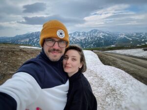 Elena Polyanskaya Instagram - Сегодня у нас на отдыхе день «ничегонеделания»: никаких походов, подъемов, сплавов! Только релакс! Из нагрузки - плавание в бассейне 😂 Чтоб вы понимали, здесь на улице  15, вода в бассейне  35. Горячая ванна. Пришли в номер, распаренные, умиротворенные, включили телевизор, попали на новости, там говорят, что празднуется день семьи, любви и .. Пашка не расслышал и такой: «Чего? Бедности?» 😂 Так вот хочется пожелать всем богатства! Во всех смыслах! Пусть отношения в ваших семьях будут богаты на добрые слова, на нежные поцелуи, на крепкие объятия и смелые поступки! Берегите и заботьтесь друг о друге! ♥️

#деньсемьилюбвииверности #петрифеврония #семья #еленаполянская #павелпопов #артисткаполянская #актрисавпоискахавтора #ленфильм