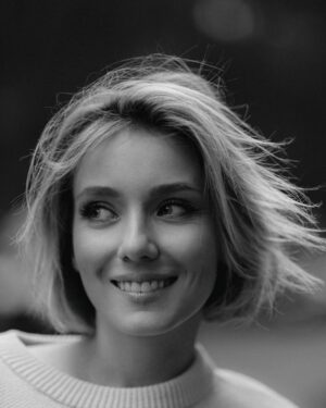 Elena Polyanskaya Instagram - Я люблю этот портрет! Не знаю, почему я так долго его не публиковала 🤷‍♀️

@dariavolkova.photo ❤️ 

#прогулка #еленаполянская #артисткаполянская #актрисавпоискахавтора #ленфильм