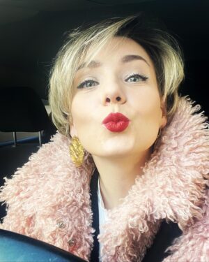 Elena Polyanskaya Instagram - Господа, в моем телефоне есть все что угодно, кроме обычных фото - пробы, фото десертов, видео поклонов со спектаклей (зачем я это все снимаю? 😅), скриншоты одежды, книг, рецептов. Захотелось выложить своё обычное фото- не из фотосессии, а просто из жизни, и что вы думаете, нет таких!! Реально!! Прям беда!! Ловите, буквально эксклюзив 😂 

Как ваша масленичная неделя? Плюс 2кг? Или больше? 😂 

Пойду собираться в театр, опять сниму видео поклонов - уж сколько их упало в эту бездну - наверное, для потомков сохраняю 😂😂😂 Я каждый раз собираюсь поделиться ими в сторис и забываю, а потом уже как-то и неактуально ))) Надо что ли устроить сторис-день просмотренных спектаклей в этом сезоне, заодно расскажу, что очень понравилось! 

#еленаполянская #артисткаполянская #актрисавпоискахавтора #ленфильм