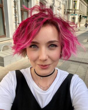 Elena Polyanskaya Instagram - Эта фотка взорвала мою (мой?) сторис, несомненно она заслужила место в ленте (читай - лете 😉) 

И да, цветные баллончики - отличный способ раскрасить себе настроение! Смываются за один раз! Эксперимент, считаю, успешным 🦩 

#розовыеволосы #розовыйфламинго #артисткаполянская #еленаполянская #актрисавпоискахавтора #ленфильм