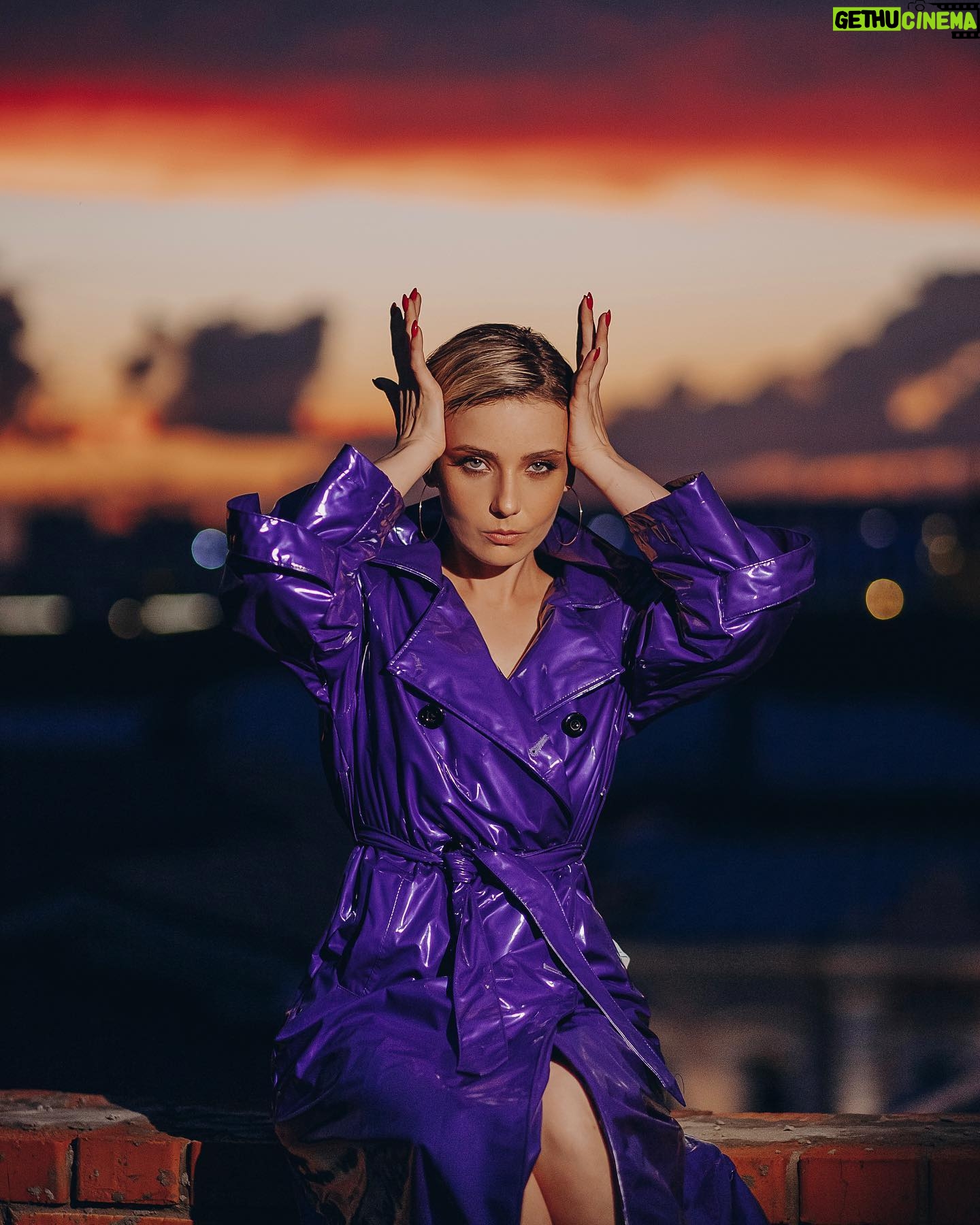 Elena Polyanskaya - 1.2K Likes - Вы знали, что Нижний - столица закатов? Я до своей летней поездки в этот город тоже не знала! А там такая красота, да ещё и Волга! В институте я играла Ларису - в таких декорациях бы повторить 😅
Наша летняя съёмка в Нижнем, для которой мы с @julia_telipman привезли целую машину шмотья 😂 Но конкретно этот образ создан @iraida_stylist 🙌, а всего их было 9, локаций 6, часов съемки 5. Хотела выложить карусель, но должна же быть интрига. Буду публиковать постепенно 😅 Заодно проведу вам экскурсию по Нижнему 😂
За съемку огромное спасибо @familyfotonn 👋 Хоть было непросто, но зато ярко и красочно 🤗
За красоту отвечала @makeupteplova 🫶
Любовь, забота, организация, креатив, крепкое дружеское плечо, коньяк, когда необходим, - все это и намного больше - @julia_telipman 🧡😘
#фотосессия #нижнийновгород #столицазакатов #волгаматушка #мохнатыйшмель #огудалова #еленаполянская #артисткаполянская #ленфильм