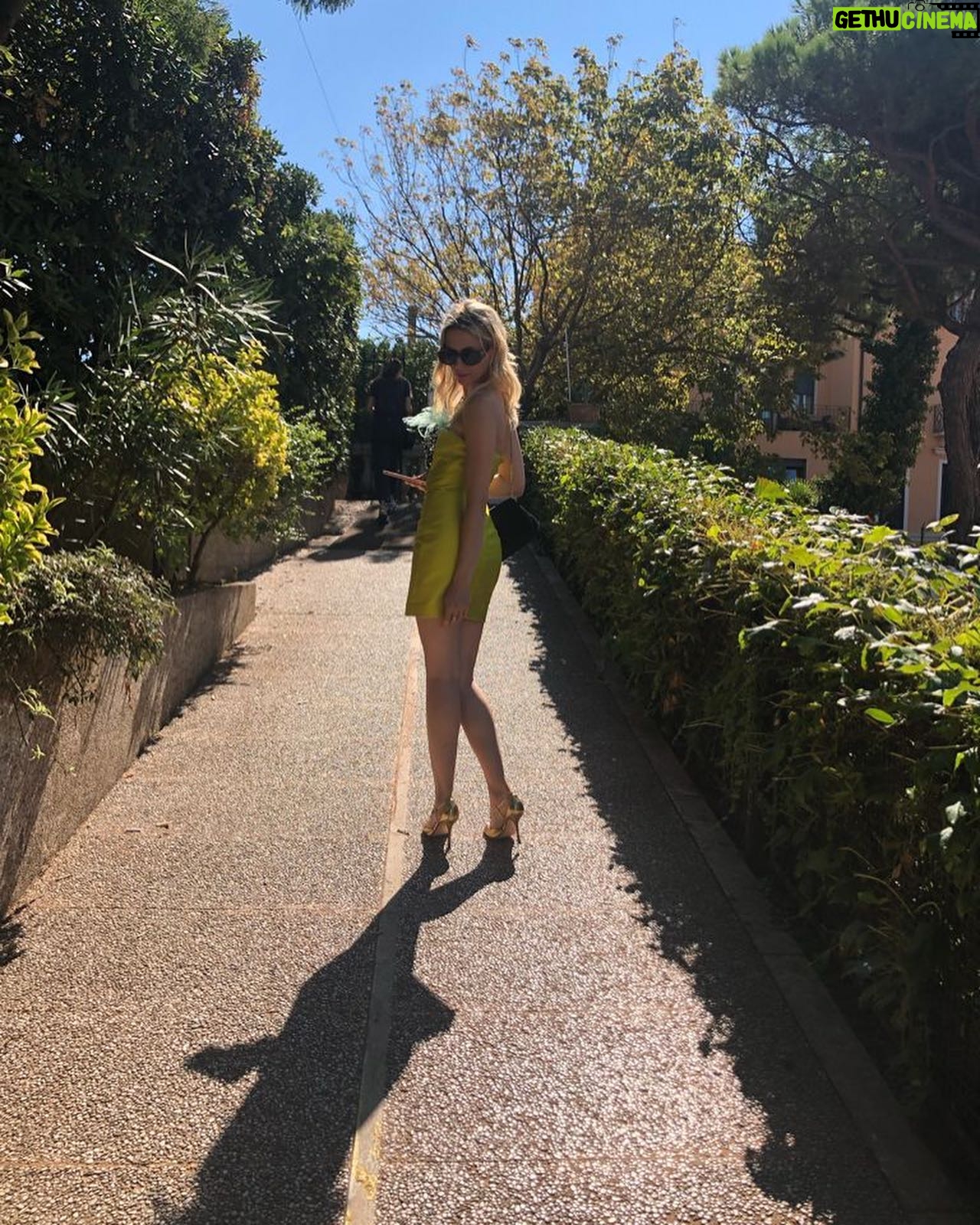 Elena Radonicich - 1.9K Likes - Venezia piumata š¦
Grazie @valentina_nervi_ per lāabito che mi ha resa spensierata e felice. šš
Grazie @gherardofelloni e @rogervivier, un amore, il nostro.ā¤ļøā¤ļøper sempre.
@gioielleriapennisi che mi ha reso inevitabilmente migliore
@armanibeauty che mi ha seguito con cura e straordinaria professionalitĆ š
@rdarobertodantonio da cui dipendono i miei capelli e quindi , in un certo senso, tutto (@johndelima š¤)
E grazie a @elisanalin_ che mi ha aiutata a capire chi volevo essere in questa trasformazione veneziana, a cui mi sono affidata, e ne sono cosƬ felice.
Colors power ! š
Una cosa vera :
credo sempre negli occhi delle persone che scegliamo. Questa Venezia è stata così. Affidarsi.
UrrĆ
Adesso inizia una serie di 200 post su Venezia , ciaooo. Me li sparo tutti.