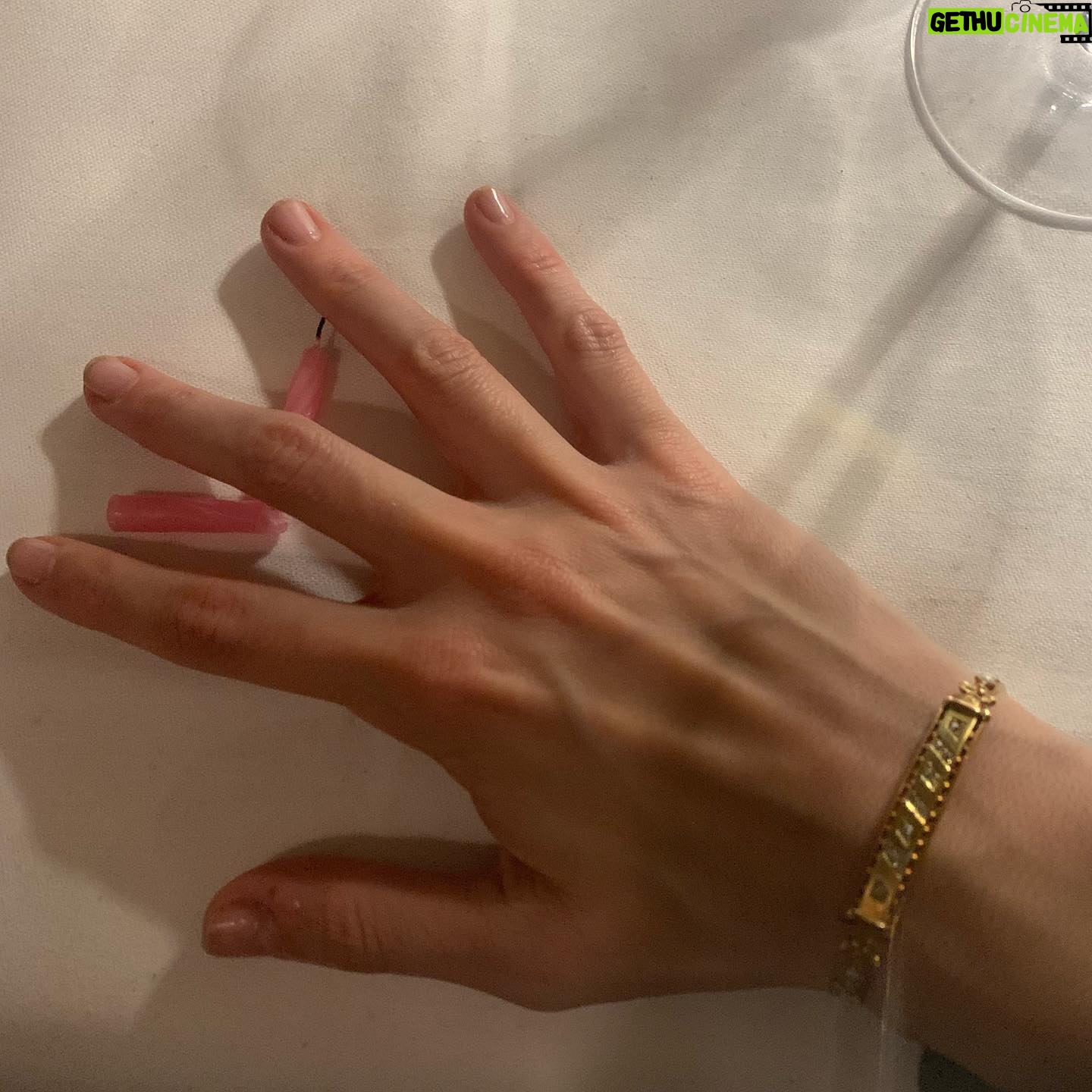 Elena Radonicich - 0.9K Likes - Festeggiarsi, lasciarsi festeggiare.. mica facile.
Ma che gioia riuscirci.
Grazie a chi ci è stato, ci sarebbe stato o avrebbe evitato.
Amici , amori, lavori e onori.
A me dico : avanti tutta!
🦋
#complex
#sdolcination
#5febbraio
#evvivaikrapfen