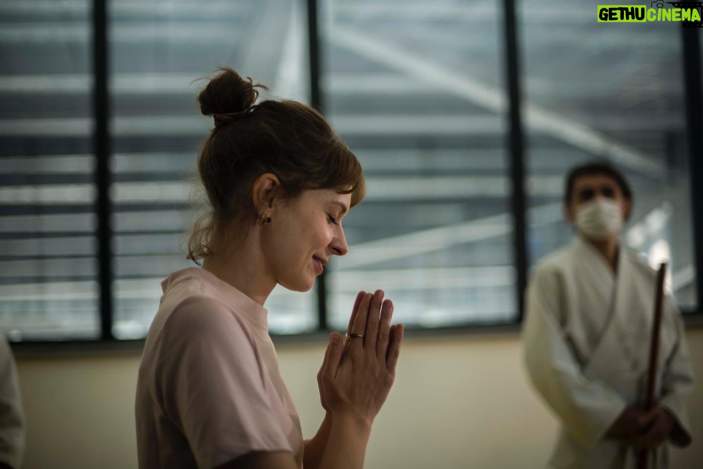 Elena Radonicich - 1.1K Likes - Domani “Una Relazione” esce al cinema , per tre giorni (trovate tutte le sale nelle storie in evidenza), poi sarà su @amazonprimevideo a lungo, forse per sempre.
Un film che per me è stato un regalo, non sempre facile da gestire (❤️).
Grazie per avermi donato questo pezzo di vita vera.
Sono stata molto amata, ed è davvero una sensazione impagabile quando si recita , la fiducia.
Tutto ciò che di buono, almeno per quel che mi riguarda, troverete in questo nostro film è il frutto di relazioni profonde e sincere.
Grazie.
Evviva il cinema!
#unarelazione
@stesardo #guidocaprino @valentina.gaia @nightswim_production @ascentfilm @thony_fothony @isabella_aldovini @giallocosta #liberoderienzo @enricabonaccortiofficial @francescachillemi___ @tommaso_ragno @frank_esco @stefaniadesantis9 @jalillespert @chiara.natalucci
Foto del mitico @cristiano.gerbino 🧞♂️