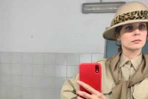 Elena Radonicich Instagram - Domani “Una Relazione” esce al cinema , per tre giorni (trovate tutte le sale nelle storie in evidenza), poi sarà su @amazonprimevideo a lungo, forse per sempre. 
Un film che per me è stato un regalo, non sempre facile da gestire (❤️). 
Grazie per avermi donato questo pezzo di vita vera. 
Sono stata molto amata, ed è davvero una sensazione impagabile quando si recita , la fiducia. 
Tutto ciò che di buono, almeno per quel che mi riguarda,  troverete in questo nostro film è il frutto di relazioni profonde e sincere. 
Grazie. 

Evviva il cinema! 

#unarelazione

@stesardo #guidocaprino  @valentina.gaia @nightswim_production @ascentfilm @thony_fothony @isabella_aldovini @giallocosta #liberoderienzo @enricabonaccortiofficial @francescachillemi___ @tommaso_ragno @frank_esco @stefaniadesantis9 @jalillespert @chiara.natalucci

Foto del mitico @cristiano.gerbino 🧞‍♂️