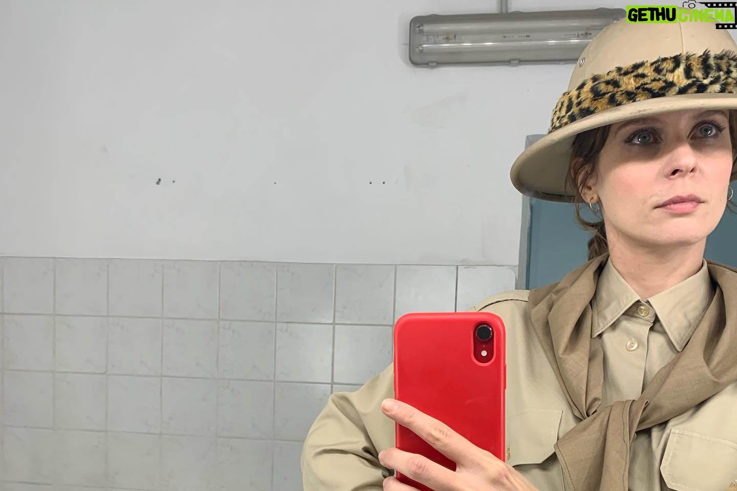 Elena Radonicich - 1.1K Likes - Domani “Una Relazione” esce al cinema , per tre giorni (trovate tutte le sale nelle storie in evidenza), poi sarà su @amazonprimevideo a lungo, forse per sempre.
Un film che per me è stato un regalo, non sempre facile da gestire (❤️).
Grazie per avermi donato questo pezzo di vita vera.
Sono stata molto amata, ed è davvero una sensazione impagabile quando si recita , la fiducia.
Tutto ciò che di buono, almeno per quel che mi riguarda, troverete in questo nostro film è il frutto di relazioni profonde e sincere.
Grazie.
Evviva il cinema!
#unarelazione
@stesardo #guidocaprino @valentina.gaia @nightswim_production @ascentfilm @thony_fothony @isabella_aldovini @giallocosta #liberoderienzo @enricabonaccortiofficial @francescachillemi___ @tommaso_ragno @frank_esco @stefaniadesantis9 @jalillespert @chiara.natalucci
Foto del mitico @cristiano.gerbino 🧞♂️