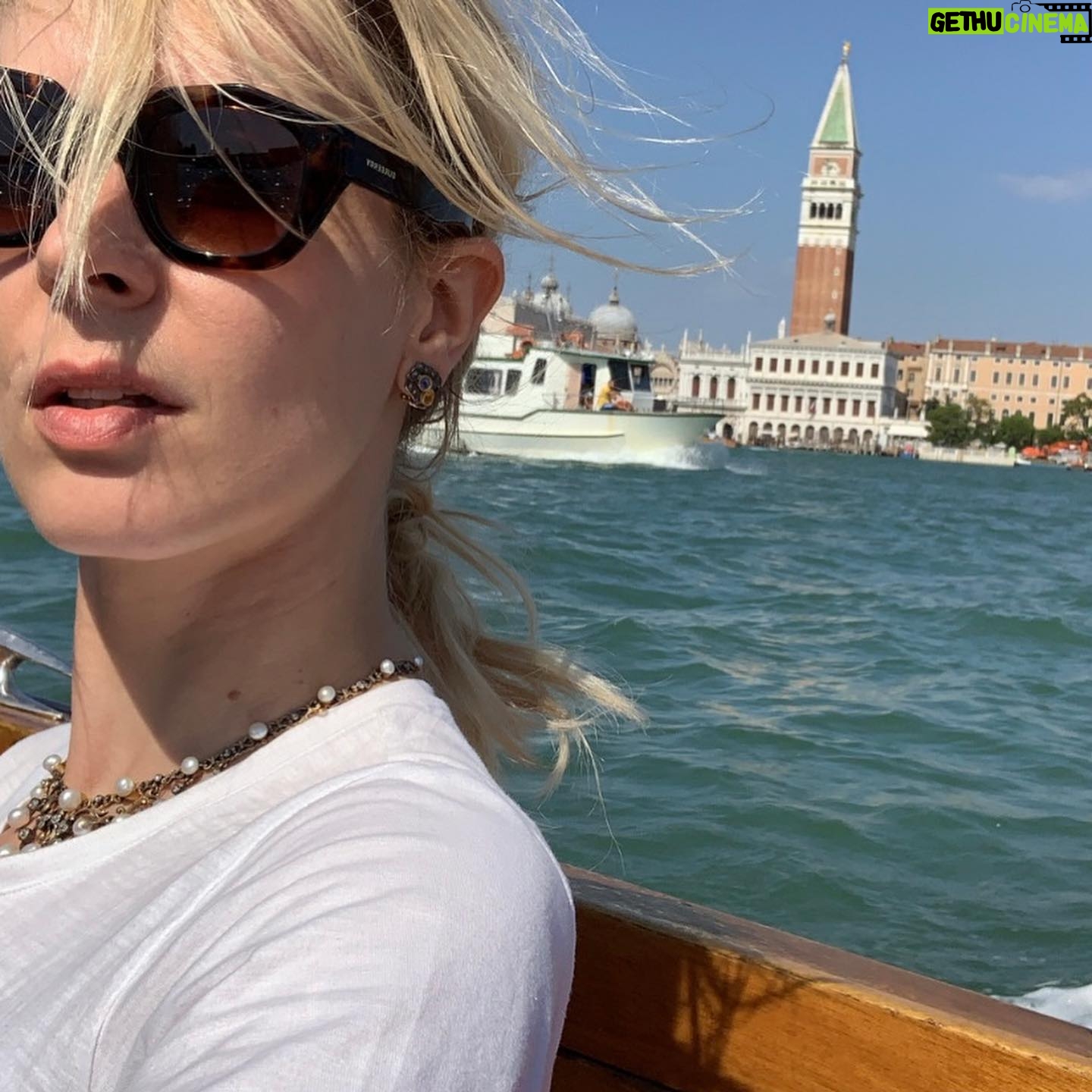 Elena Radonicich - 1.8K Likes - Random Venezia 78
#part2
āUna Relazioneā
(Ho promesso 200 post e 200 post siano)
