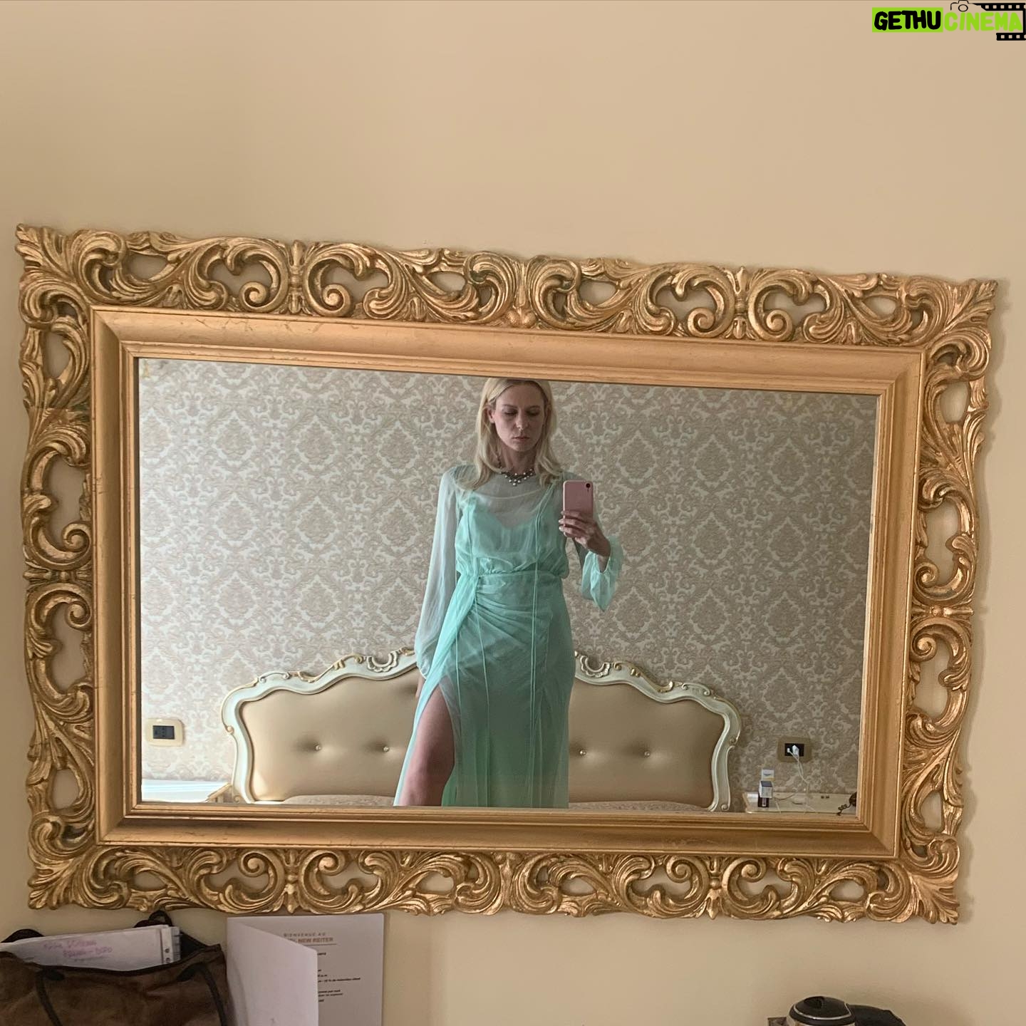 Elena Radonicich - 1.8K Likes - Random Venezia 78
#part2
āUna Relazioneā
(Ho promesso 200 post e 200 post siano)