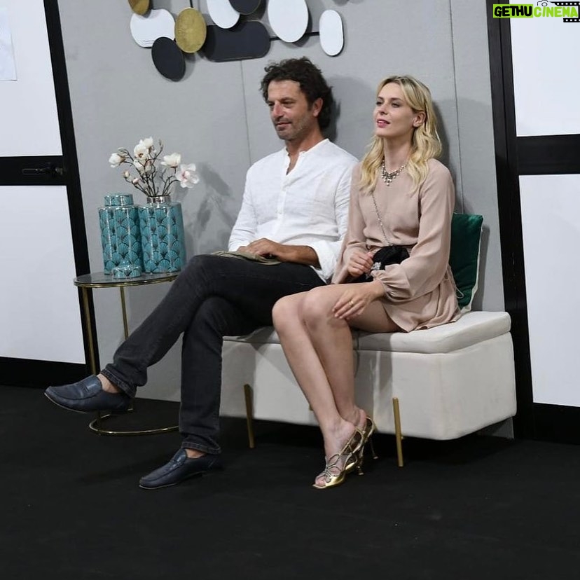 Elena Radonicich - 1.8K Likes - Random Venezia 78
#part2
āUna Relazioneā
(Ho promesso 200 post e 200 post siano)