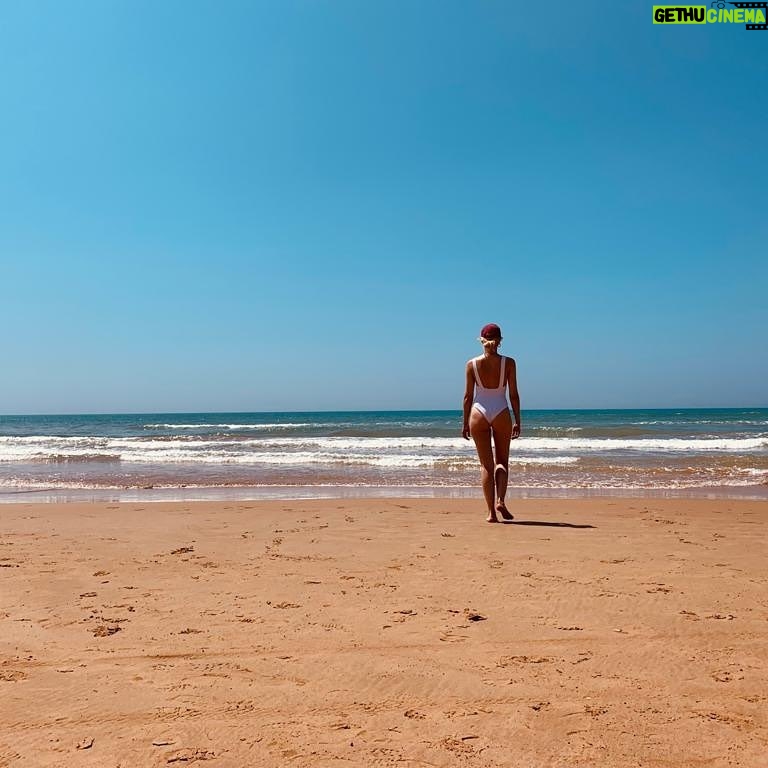 Elena Radonicich - 0.9K Likes - Postcard
.
.
.
🐬