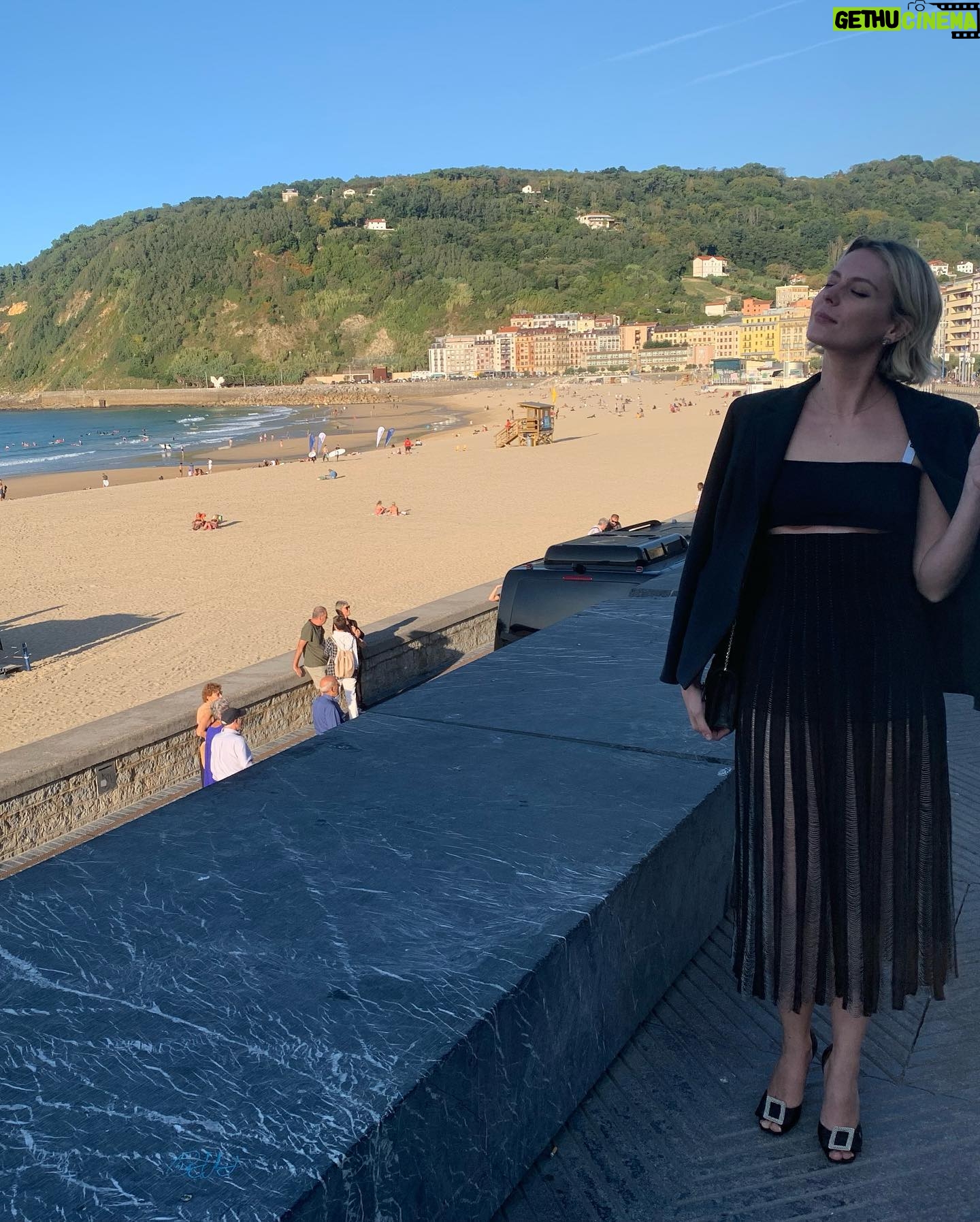 Elena Radonicich - 1.1K Likes - 🏄♀️grazie San Sebastián!
Dress: @dior
Hair & Mua: @armanibeauty
Styling: @elisanalin_
🥂