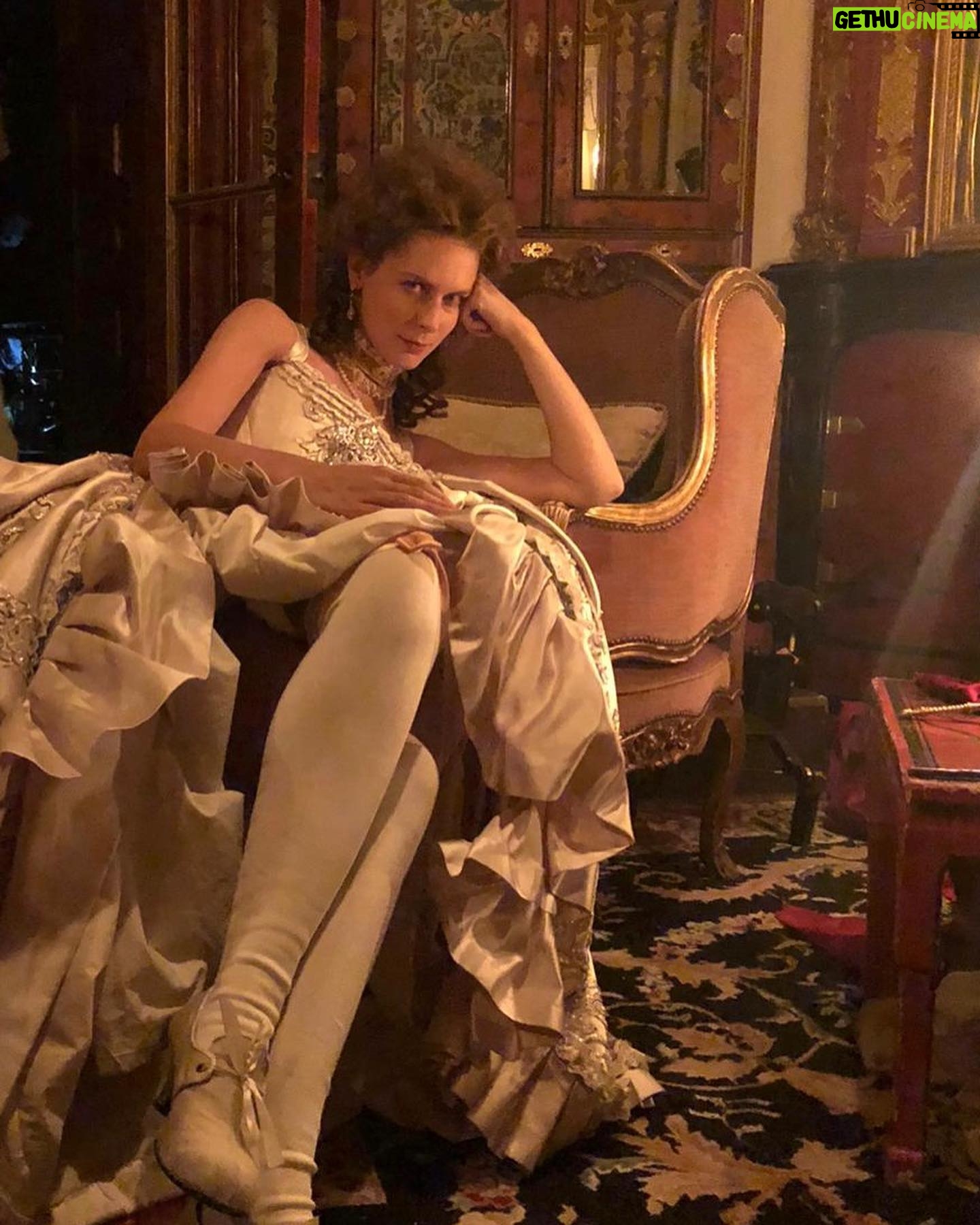 Elena Radonicich - 1K Likes - Oggi è il giorno di @ilboemofilm al @sansebastianfes .
La storia della ascesa e del successo del grande compositore ceco Mysliveček.
Io interpreto La Marchesa.
Inutile dire quanto io abbia amato i suoi panni, la sua irriverente libertà.
Abbiamo girato in piena pandemia, in luoghi freddi e incantevoli , ero piuttosto ben vestita (@a.cavalletto super) e questo è servito assai.
Ringrazio @stefaniadesantis9 che ha curato il cast perché è una grande ed è anche una grande amica. Sa immaginarmi in luoghi sconosciuti e infondermi coraggio. Per avermi introdotto a @petr_vaclav_detto_il_lupo (Petr Václav) il regista , che ha saputo restituire il sentimento di un’epoca scrivendo e dirigendo alcune scene memorabili (davvero, fotografate da #diegoromero) in un film inusuale e classico.
Insomma, ciao, vado a preparami per la première con i miei colleghi belli e vediamo di godercela. @vojtechdyk_bsideband @barbara_ronchi_ @lana_vlady
Evviva il cinema !
#MimesisFilm
@dugong_films
#70SSIIFF