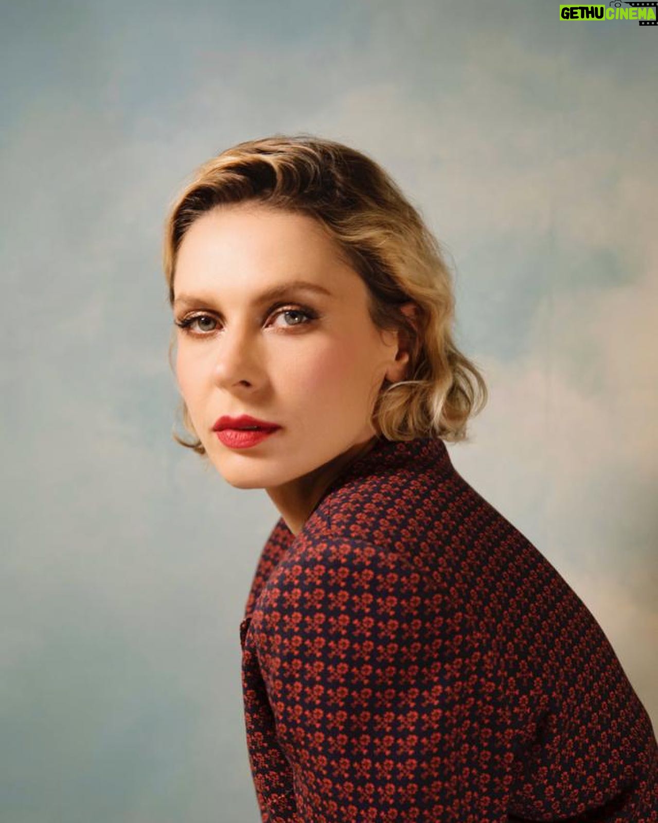 Elena Radonicich - 2.2K Likes - Published / Unpublished
Le foto sono di @milli_madeleine š
La prima la trovate a corredo di una bella intervista di @drepubblicait oggi in edicola (@othersrl š¹)
Stylist @elisanalin_
@blaze_milano
@mickmanca_makeup per @simonebelliagency
Abbiamo scattato nel mitico @spaziogiallointeriors di @carolinalev .
Un posto meraviglioso dove per esempio cāĆØ il cielo con le nuvolette e si può immaginare di essere presenti o altrove.
.
.
.
#ciao