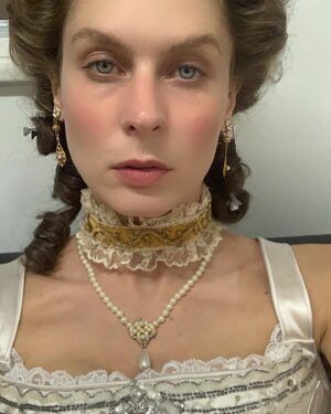 Elena Radonicich Instagram - Oggi è il giorno di @ilboemofilm al @sansebastianfes .
La storia della ascesa e del successo del grande compositore ceco Mysliveček. 
Io interpreto La Marchesa. 
Inutile dire quanto io abbia amato i suoi panni, la sua irriverente libertà. 
Abbiamo girato in piena pandemia, in luoghi freddi e incantevoli , ero piuttosto ben vestita (@a.cavalletto super) e questo è servito assai.
Ringrazio @stefaniadesantis9 che ha curato il cast perché è una grande ed è anche una grande amica. Sa immaginarmi  in luoghi sconosciuti e infondermi coraggio. Per avermi introdotto a @petr_vaclav_detto_il_lupo (Petr Václav) il regista , che ha saputo restituire il sentimento di un’epoca scrivendo e dirigendo alcune scene memorabili (davvero, fotografate da #diegoromero) in un film inusuale e classico.

Insomma, ciao, vado a preparami per la première con i miei colleghi belli e vediamo di godercela. @vojtechdyk_bsideband @barbara_ronchi_ @lana_vlady 
Evviva il cinema !

#MimesisFilm
@dugong_films 
#70SSIIFF