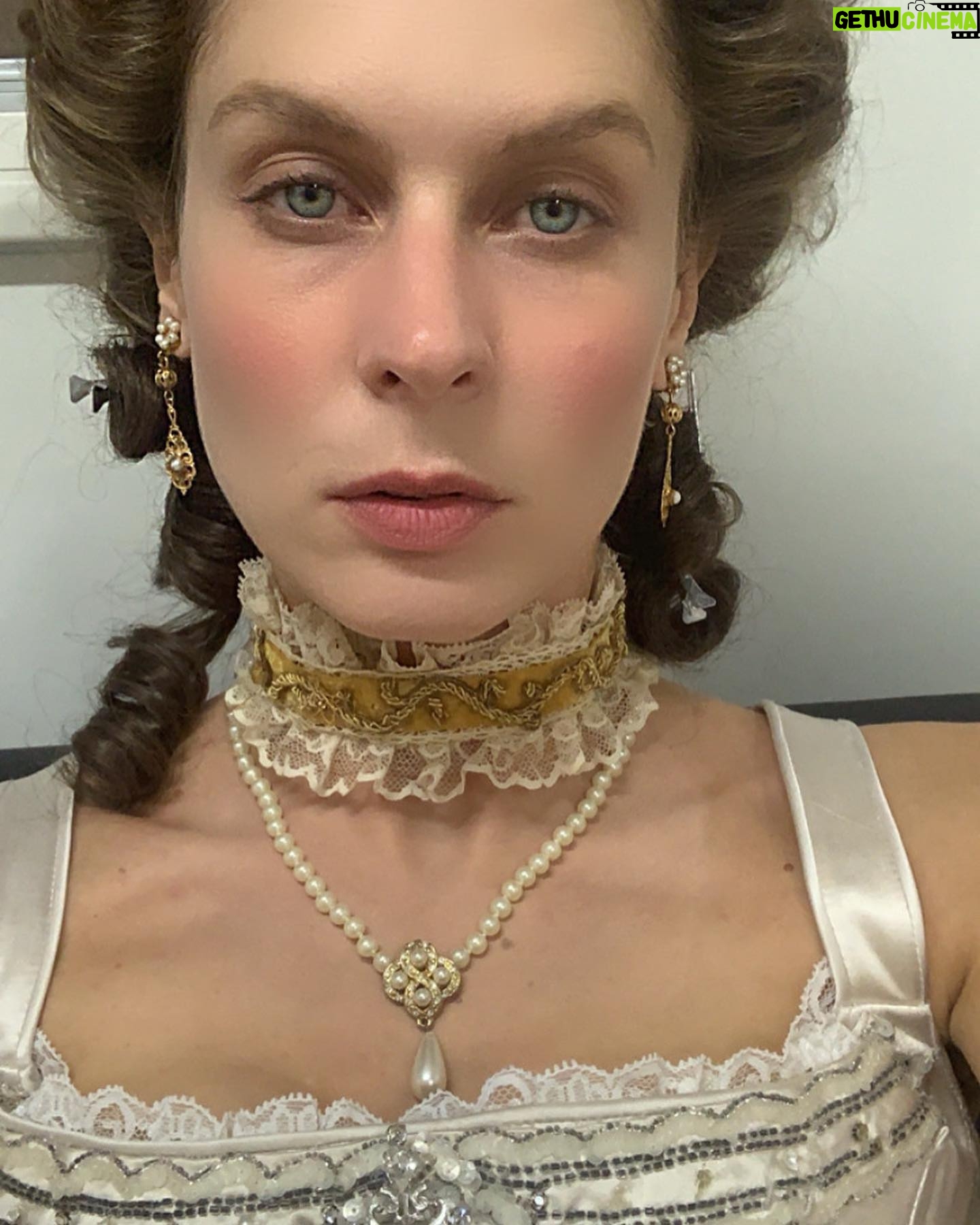Elena Radonicich - 1K Likes - Oggi è il giorno di @ilboemofilm al @sansebastianfes .
La storia della ascesa e del successo del grande compositore ceco Mysliveček.
Io interpreto La Marchesa.
Inutile dire quanto io abbia amato i suoi panni, la sua irriverente libertà.
Abbiamo girato in piena pandemia, in luoghi freddi e incantevoli , ero piuttosto ben vestita (@a.cavalletto super) e questo è servito assai.
Ringrazio @stefaniadesantis9 che ha curato il cast perché è una grande ed è anche una grande amica. Sa immaginarmi in luoghi sconosciuti e infondermi coraggio. Per avermi introdotto a @petr_vaclav_detto_il_lupo (Petr Václav) il regista , che ha saputo restituire il sentimento di un’epoca scrivendo e dirigendo alcune scene memorabili (davvero, fotografate da #diegoromero) in un film inusuale e classico.
Insomma, ciao, vado a preparami per la première con i miei colleghi belli e vediamo di godercela. @vojtechdyk_bsideband @barbara_ronchi_ @lana_vlady
Evviva il cinema !
#MimesisFilm
@dugong_films
#70SSIIFF