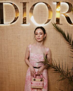 Elena Rivera Instagram - Me he enamorado de este vestido😍

Merci @dior @diorbeauty 💘🌸💘🌸

@diorling1 
@_._ka_._ 
@josejuan35 
@ikasanchezfr 

📸 @carlosvillarejo