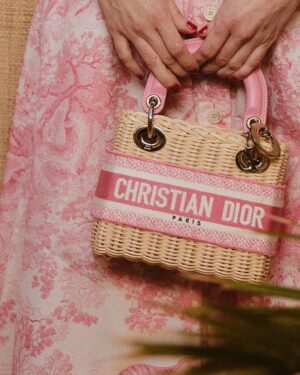 Elena Rivera Instagram - Me he enamorado de este vestido😍

Merci @dior @diorbeauty 💘🌸💘🌸

@diorling1 
@_._ka_._ 
@josejuan35 
@ikasanchezfr 

📸 @carlosvillarejo