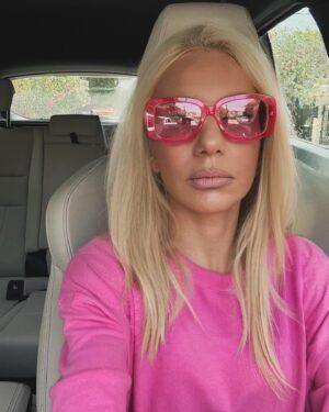Elena Tsavalia Instagram - Pink mood 🩷

#mood #pink #happy #photooftheday #ontheroad #today #thinkpink