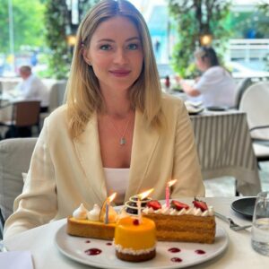 Elena Viunova Instagram - o zaman dans 🎊💃🤗 #mybirthdaycake