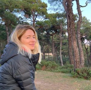 Elena Viunova Instagram - Bir insanda o kadar çok duygu vardır ki, bu dünyaya nasıl baktığı, kendisine verilen duygulardan hangisiyle ruhunu ve bilincini beslediğine bağlıdır. Bu dünyanın güzelliğini tüm kusurlarıyla görebilmek için insanın kendi içinde tüm canlılara karşı merhamet ve şefkat duyguları geliştirmesi gerekir. #düşünceler