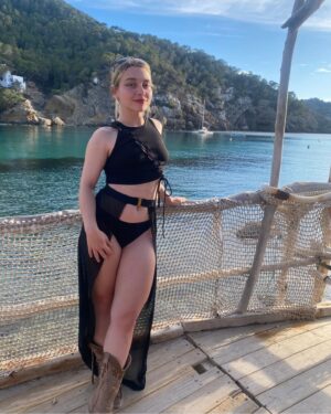 Elena de Lara Instagram - me gustan estas fotos porque te puedo estar invitando a Ibiza, a ver Dune o a un club de swing3rs ✨️