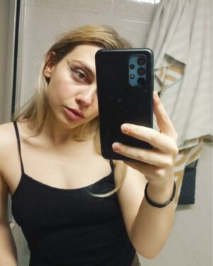 Elena de Lara Instagram - Espejo sucio maquillaje roñoso post festival 🧜‍♂️✨️