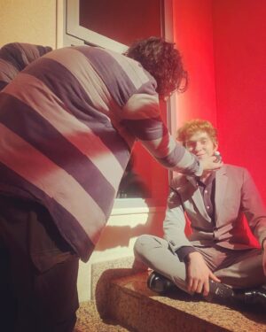 Elena de Lara Instagram - Terminamos de rodar el videoclip de 'Vendehumos', mi debut como directoraa 😳✨️

Equipazo, gracias @lucas.funeratropolis por ser my partner in crime y a todos los que serán mencionados en futuro y lacrimógeno post 

Ah, y a @daniprieto98