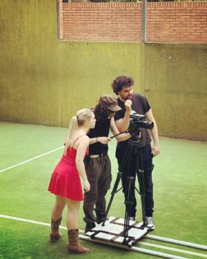Elena de Lara Instagram - Terminamos de rodar el videoclip de 'Vendehumos', mi debut como directoraa 😳✨️

Equipazo, gracias @lucas.funeratropolis por ser my partner in crime y a todos los que serán mencionados en futuro y lacrimógeno post 

Ah, y a @daniprieto98