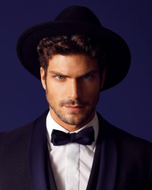 Elia Fongaro Instagram - Una nuova puntata del @grandefratellotv è alle porte. Continuate a supportare il nostro Elia. 📷 @cosimobuccolieri 
Stylist @simoneguidarelli 
Assistant stylist @vitogiorgio.gucciardo @biancacedrone 
Make-up @dellortosilvia 
Hairstyle @elijagutierrez 
#staff @cannizzoproduzioni_management 
#grandefratellovip #teamelia #eliafongaro #canale5