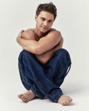 Elias Kacavas Instagram - Check out MY COSMO CENTERFOLD!! The feature went live today, hard copies hitting the shelves 11/14! https://www.cosmopolitan.com/elias-kacavas Thank you  @Cosmopolitan @HMEBookings

Editor-in-chief: @jessica_giles

Creative Director: @malloryroynon

Entertainment Director: @maxwelllosgar

Photographer: @beejamest

Interview: @emmabaty

Stylist: @cassieanderson212

Grooming: @lynzilouhoo

Visual Director: @kristingeo

Production: @rubcha