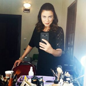 Elif İnci Instagram - Bu gecede böyle...sabahlar olmasın ama set olsun...#yalaza #set #TRT1